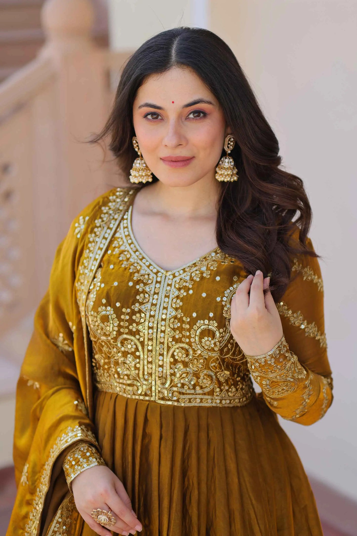 Dunkelgelbes, senffarbenes Kleid mit Zari- und Paillettenstickerei und Dupatta