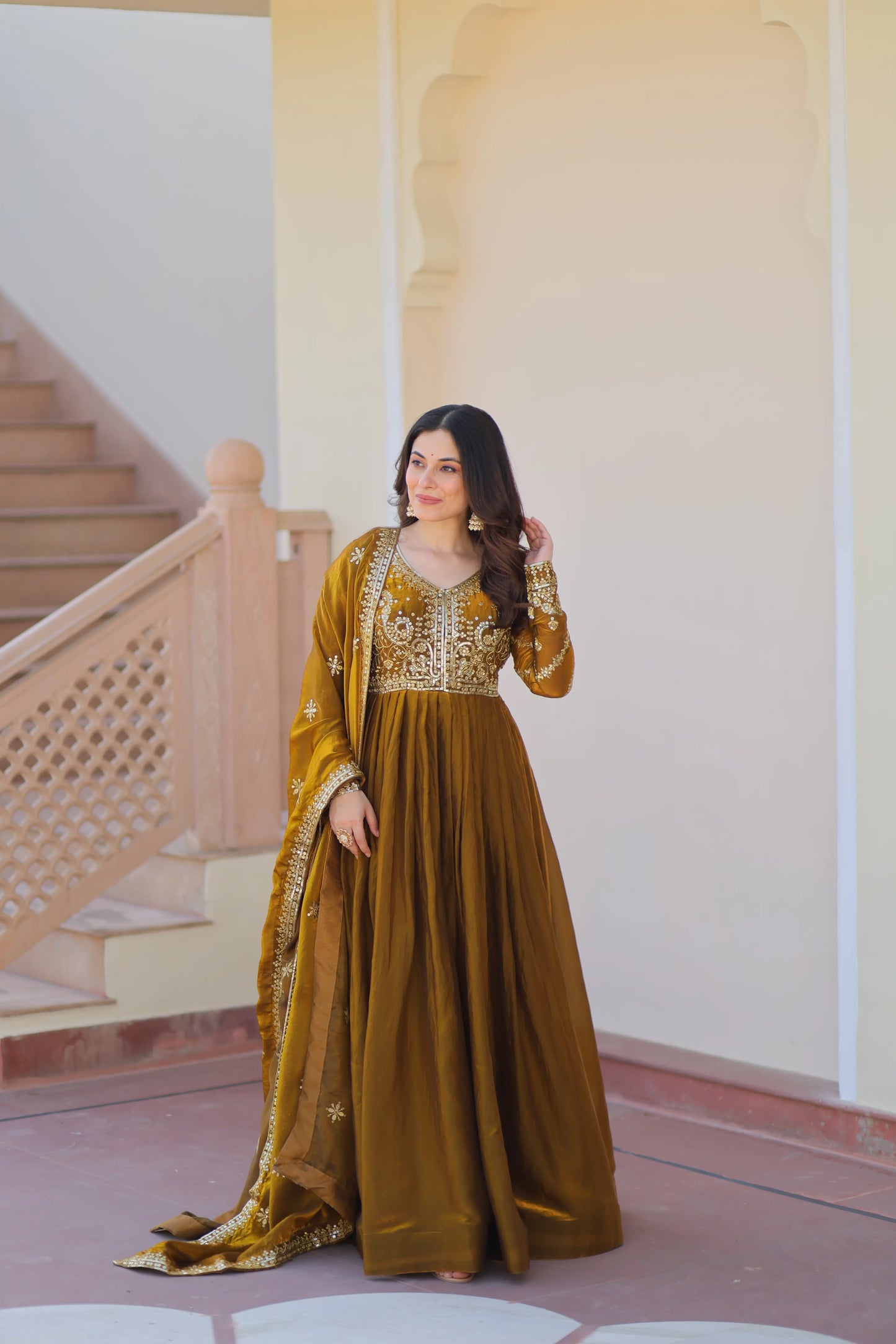 Dunkelgelbes, senffarbenes Kleid mit Zari- und Paillettenstickerei und Dupatta