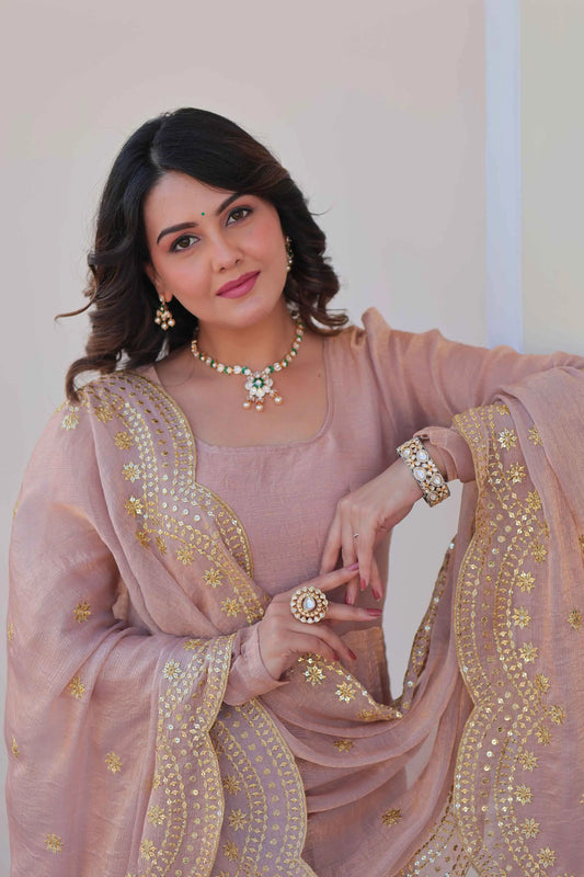 Robe longue Designer en chiffon Fendi beige foncé brillant avec dupatta brodée
