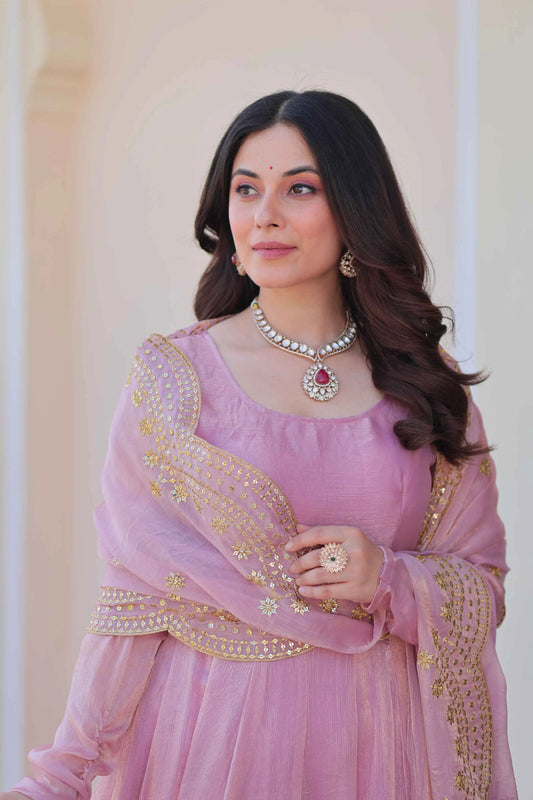 Robe Designer brillante en chiffon Fendi rose bébé avec dupatta brodée