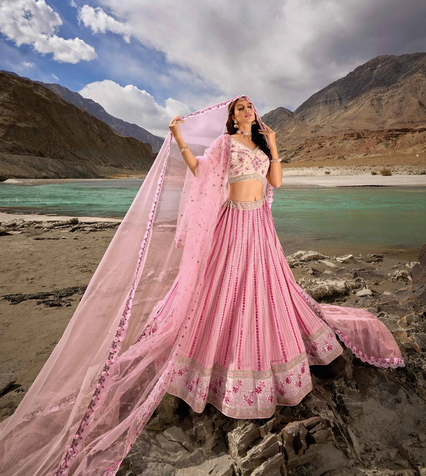 Eleganter babyrosa Braut-Lehenga mit Spiegeln und Zarkan-Stickerei