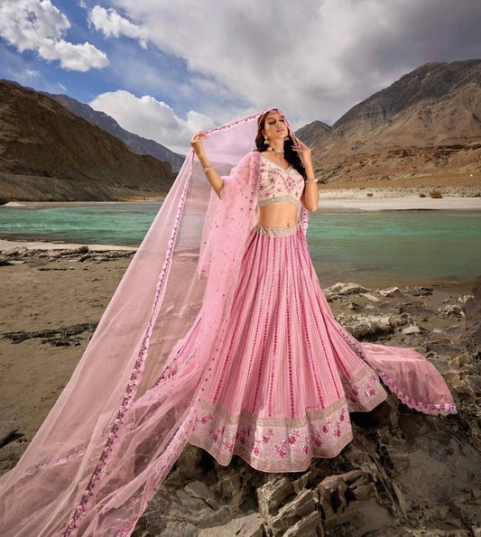 Lehenga de mariée rose clair élégant avec miroirs et broderies Zarkan
