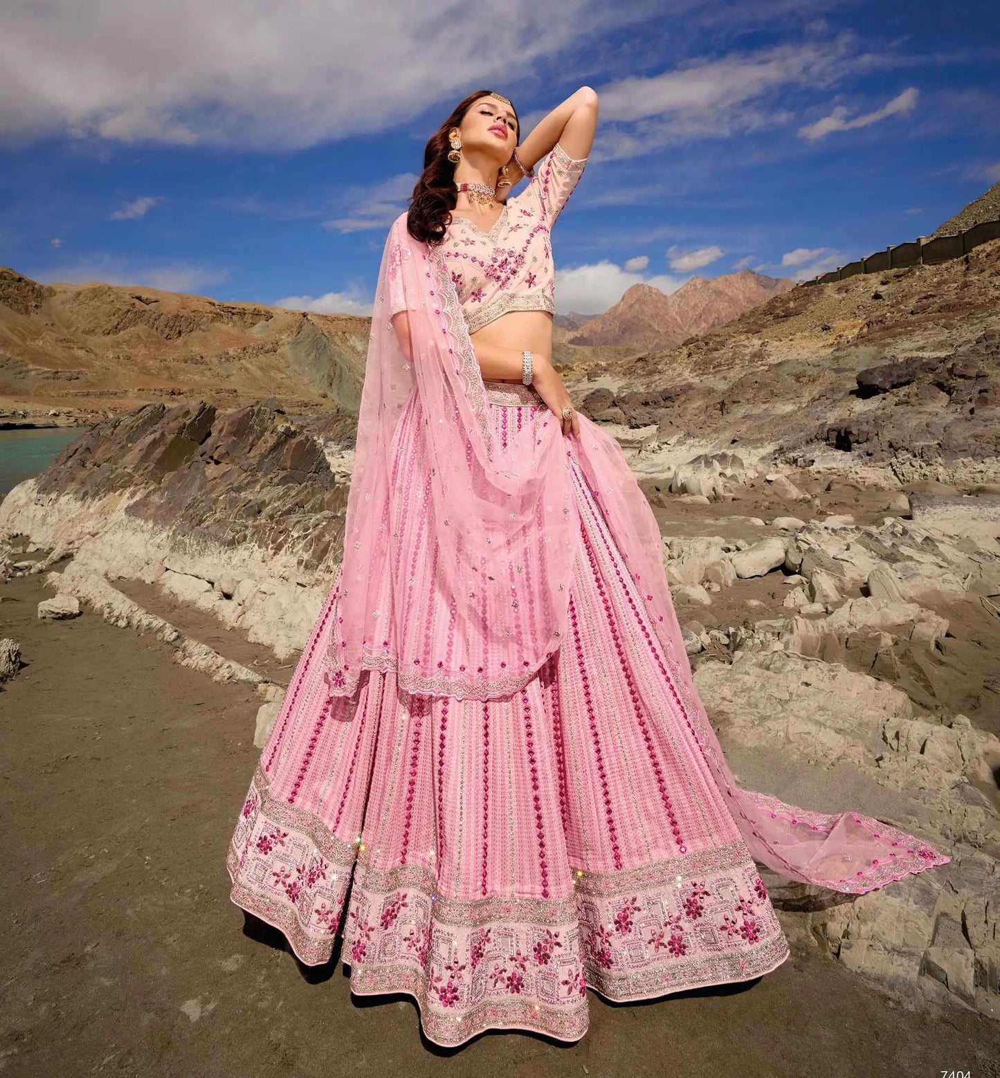 Eleganter babyrosa Braut-Lehenga mit Spiegeln und Zarkan-Stickerei