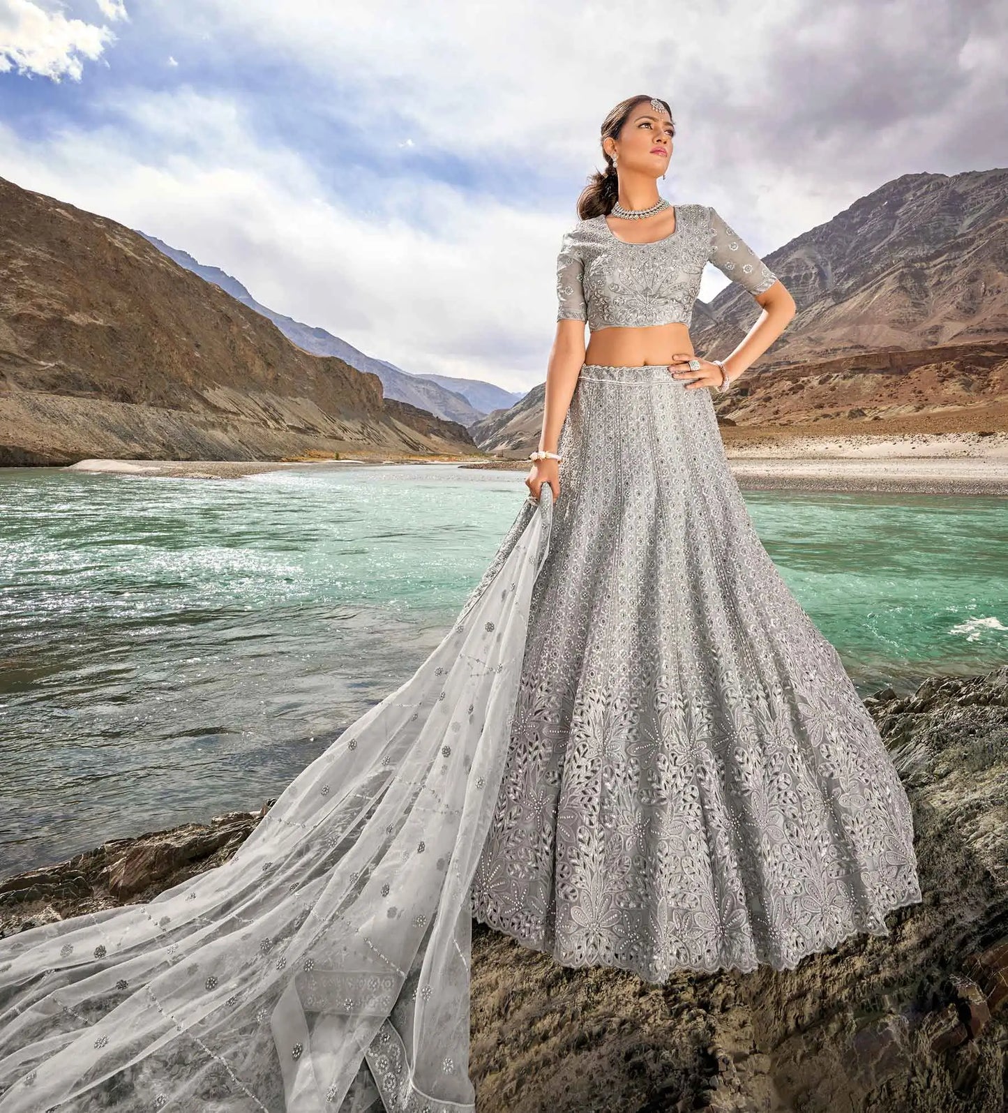 Eleganter pastellgrauer Braut-Lehenga mit Paillettenstickerei und Zarkan-Arbeit