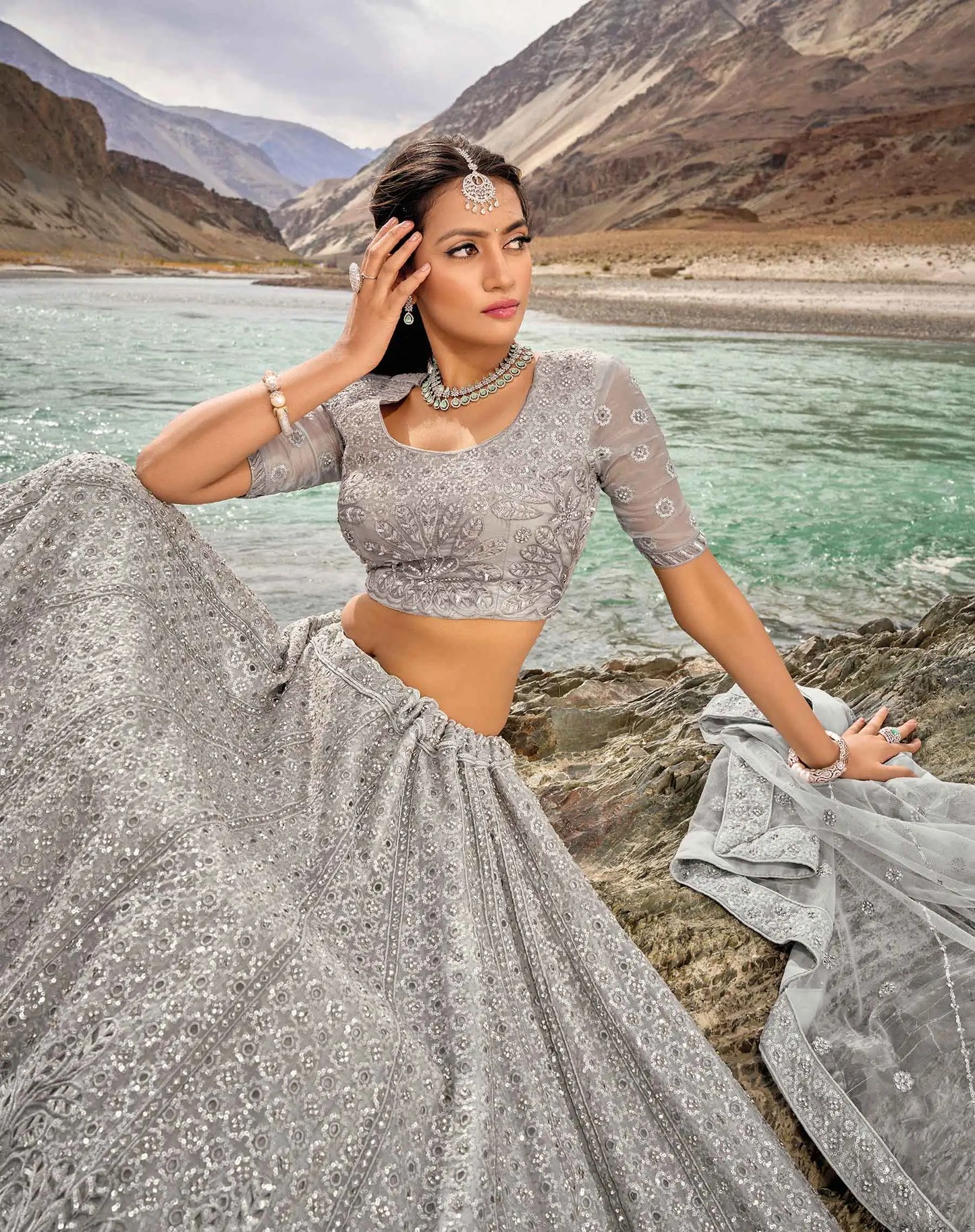Eleganter pastellgrauer Braut-Lehenga mit Paillettenstickerei und Zarkan-Arbeit