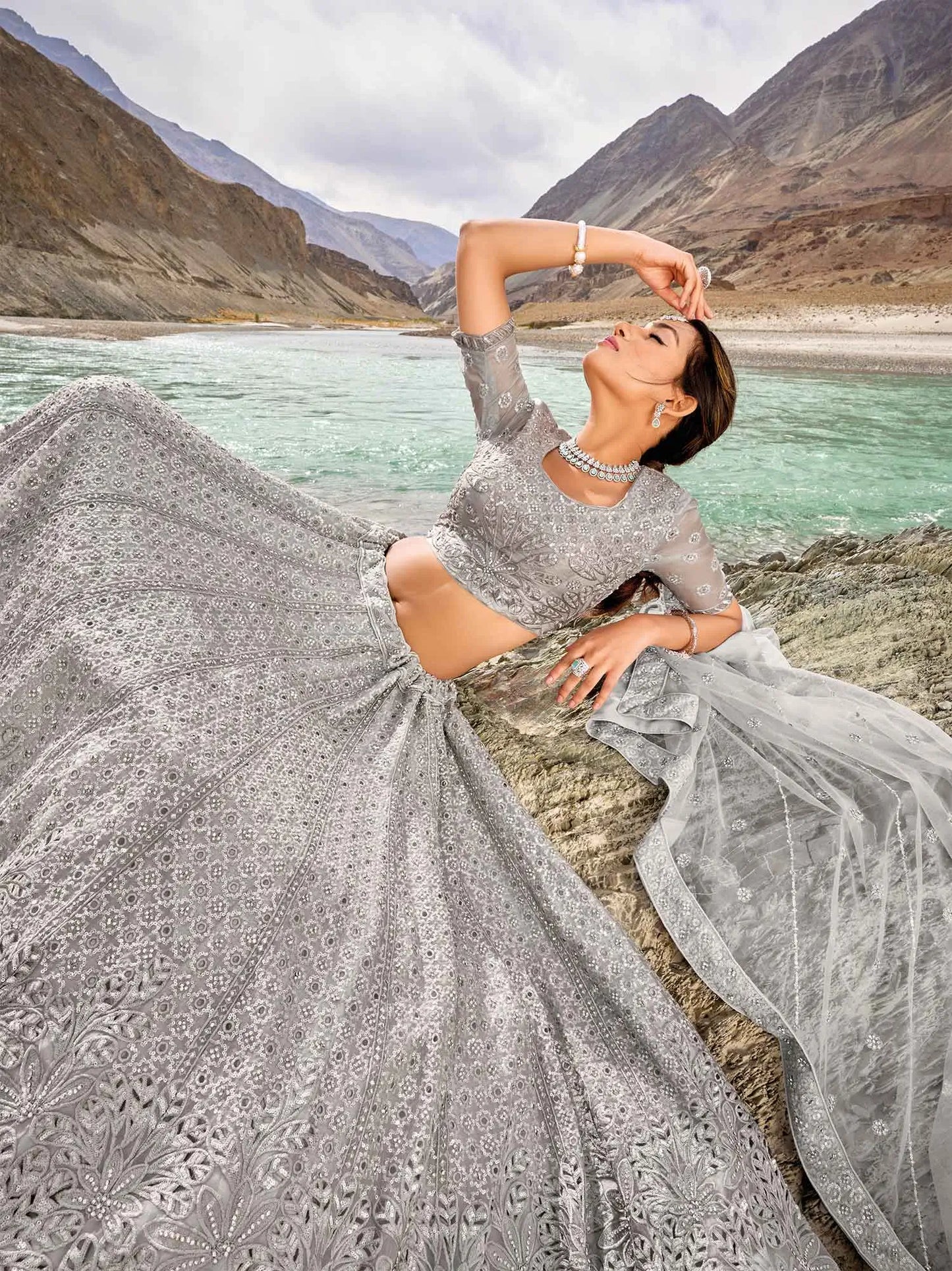 Eleganter pastellgrauer Braut-Lehenga mit Paillettenstickerei und Zarkan-Arbeit