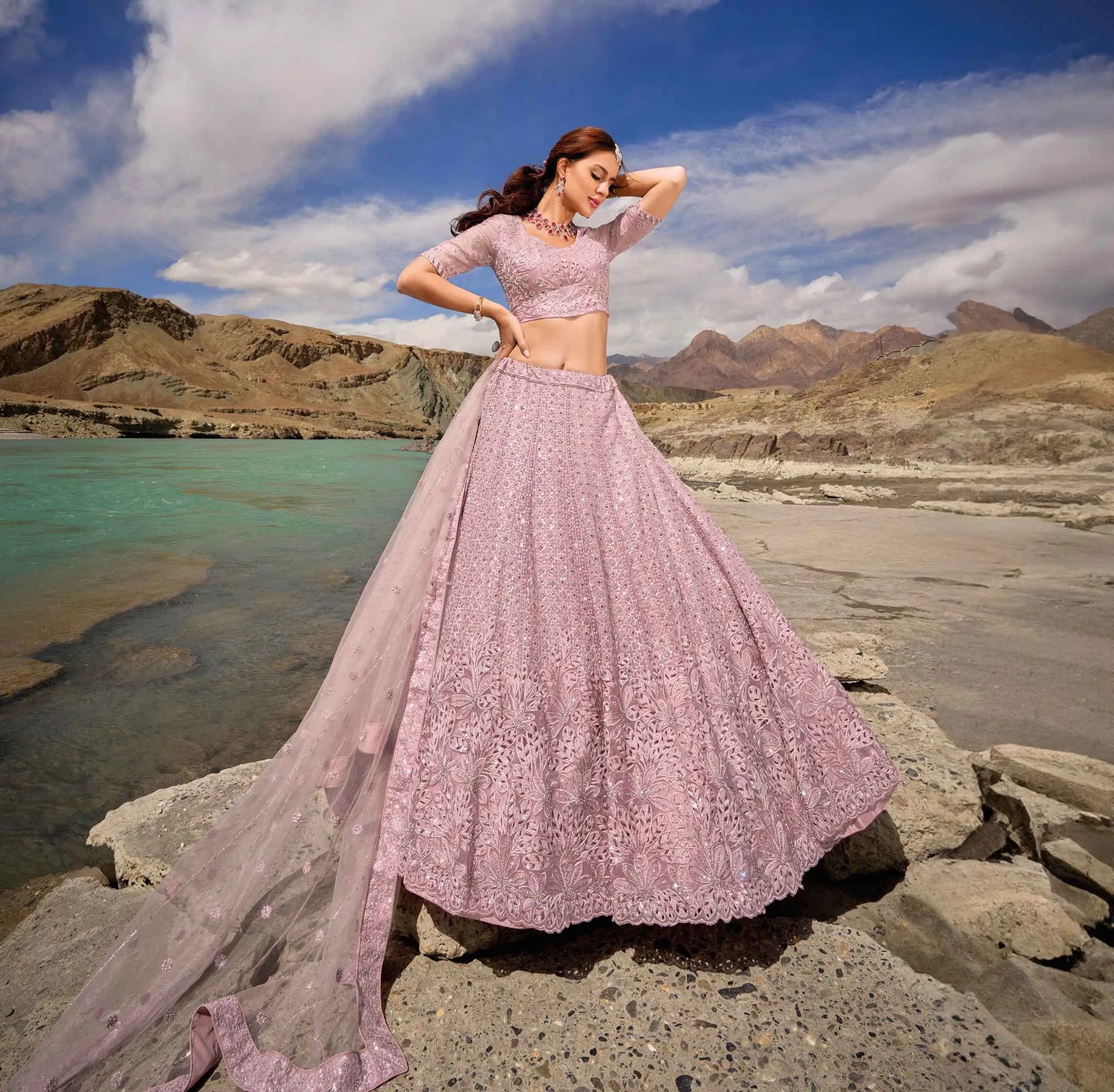 Eleganter rosa-grauer Braut-Lehenga mit Zarkan-Stickerei und Pailletten