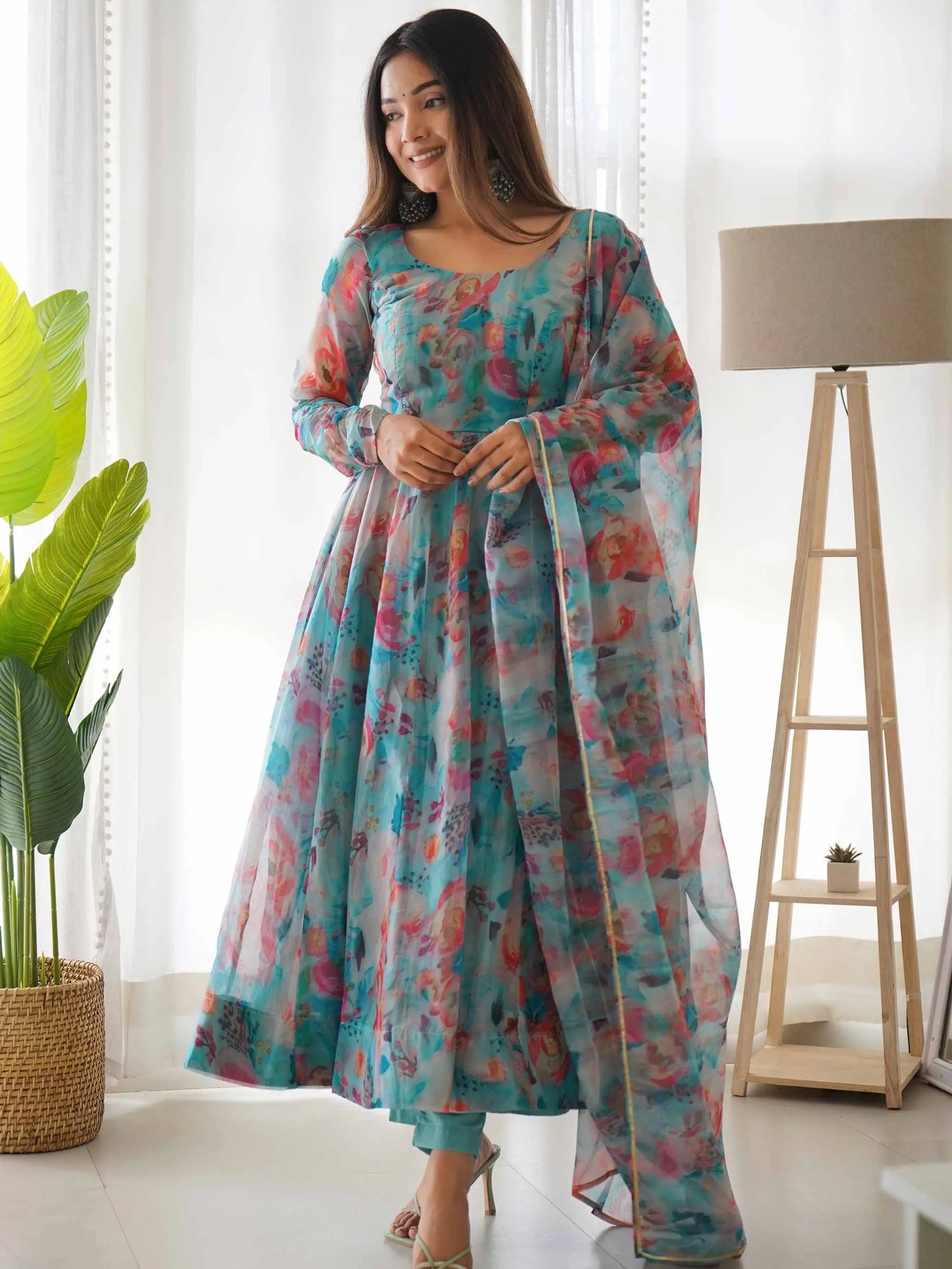 Robe en organza bleu ciel à imprimé floral multicolore avec dupatta assortie – Tenue indienne fraîche et élégante pour femme