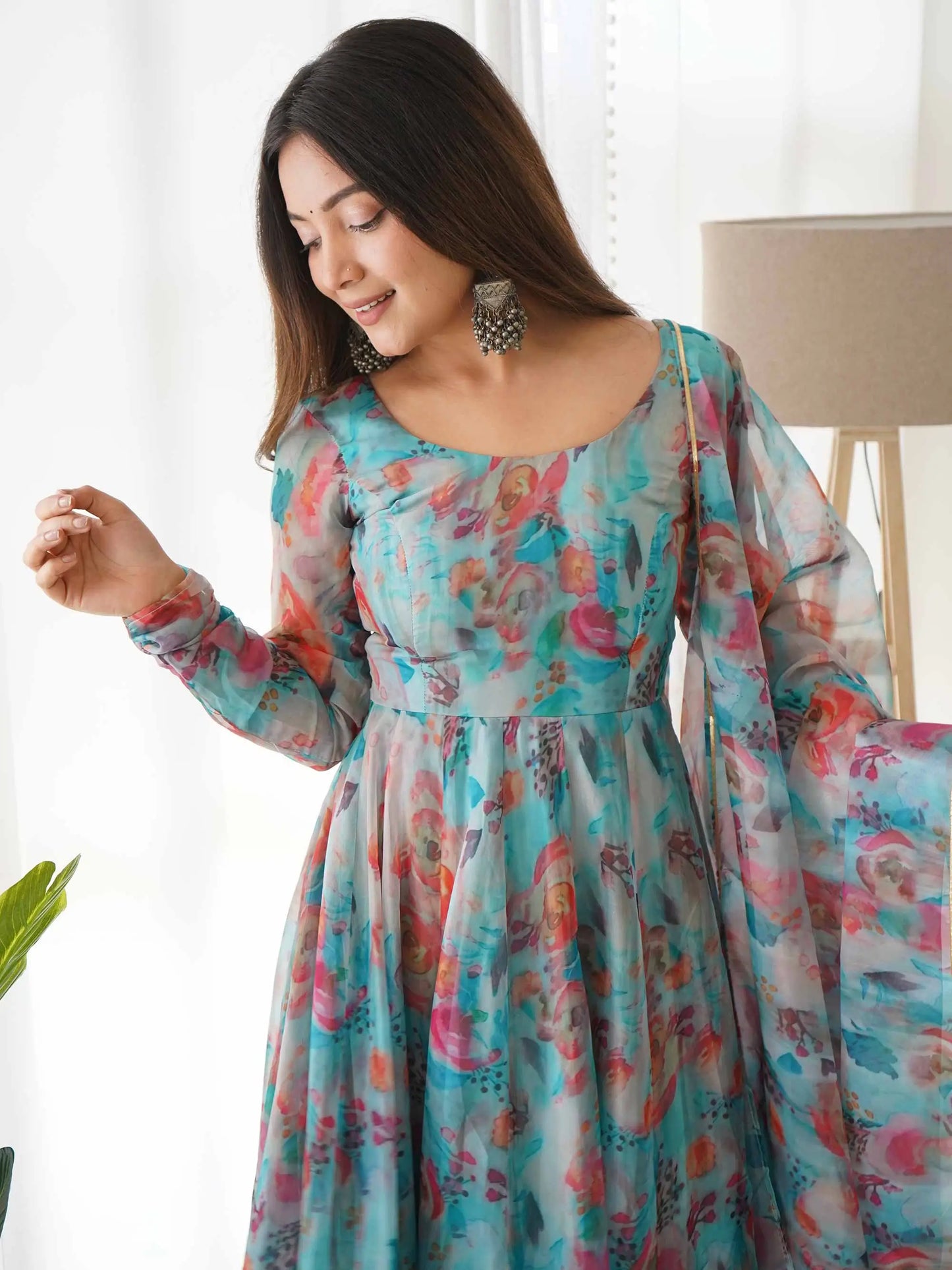 Robe en organza bleu ciel à imprimé floral multicolore avec dupatta assortie – Tenue indienne fraîche et élégante pour femme