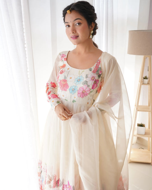 Robe longue en organza blanc cassé à imprimé floral multicolore avec dupatta