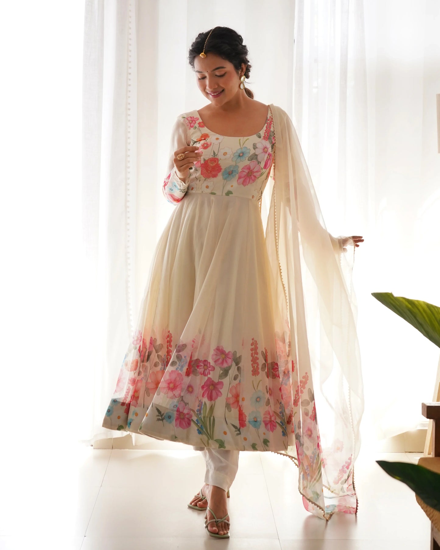Robe longue en organza blanc cassé à imprimé floral multicolore avec dupatta