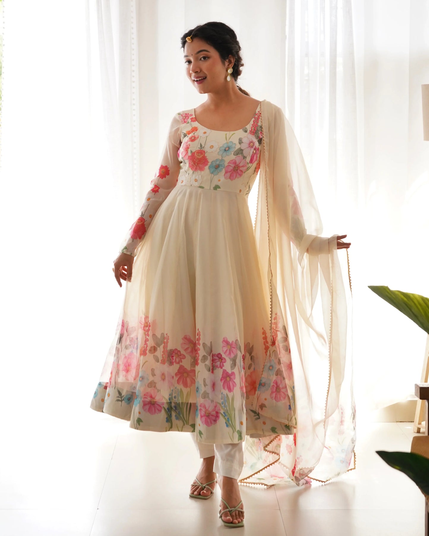 Robe longue en organza blanc cassé à imprimé floral multicolore avec dupatta