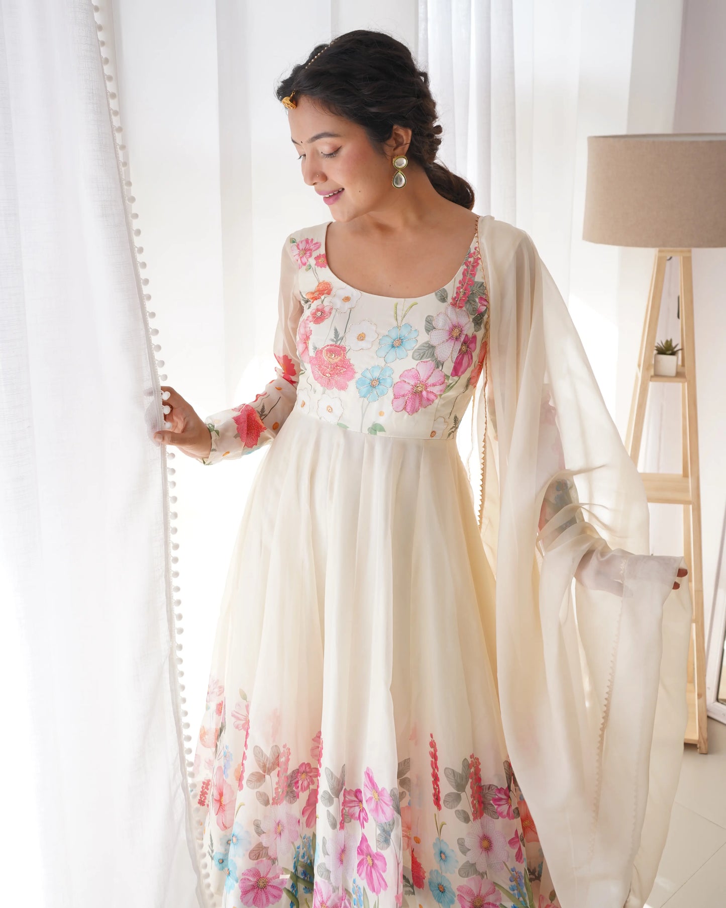 Robe longue en organza blanc cassé à imprimé floral multicolore avec dupatta