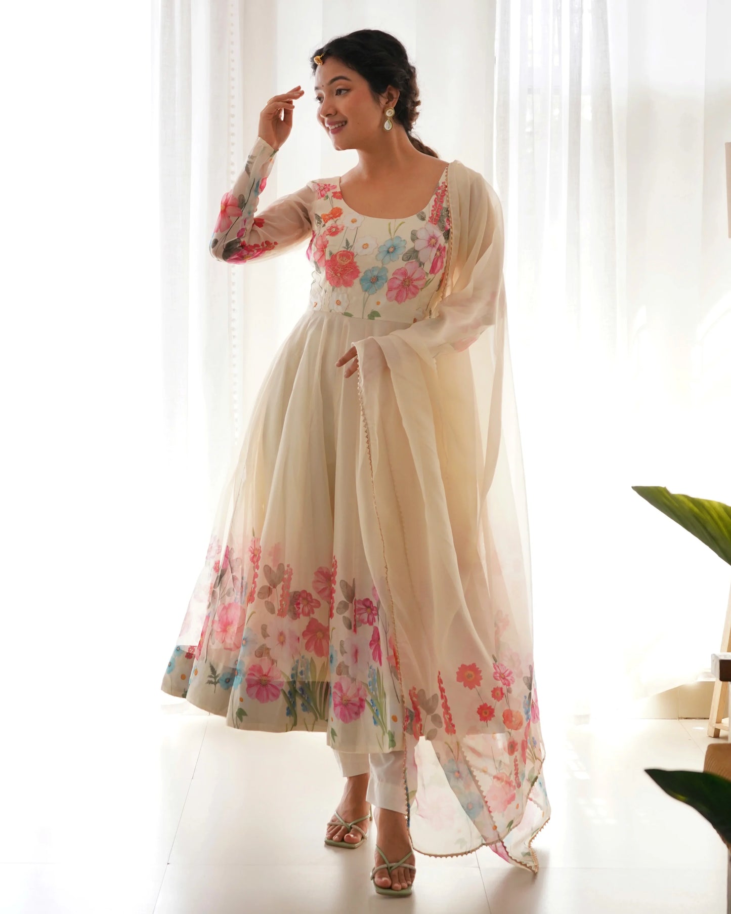 Robe longue en organza blanc cassé à imprimé floral multicolore avec dupatta