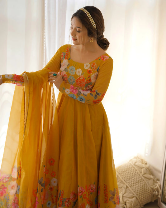 Robe longue en organza jaune brunâtre à imprimé floral multicolore avec dupatta – Élégance colorée et charme traditionnel