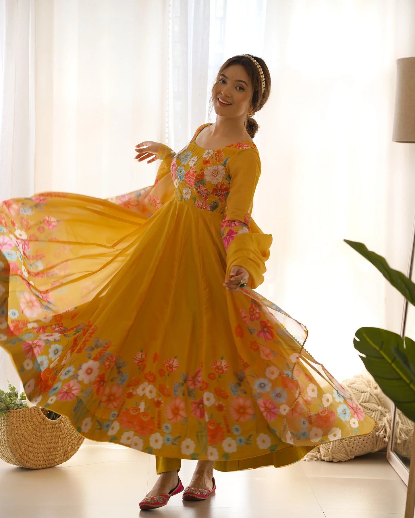 Robe longue en organza jaune brunâtre à imprimé floral multicolore avec dupatta – Élégance colorée et charme traditionnel
