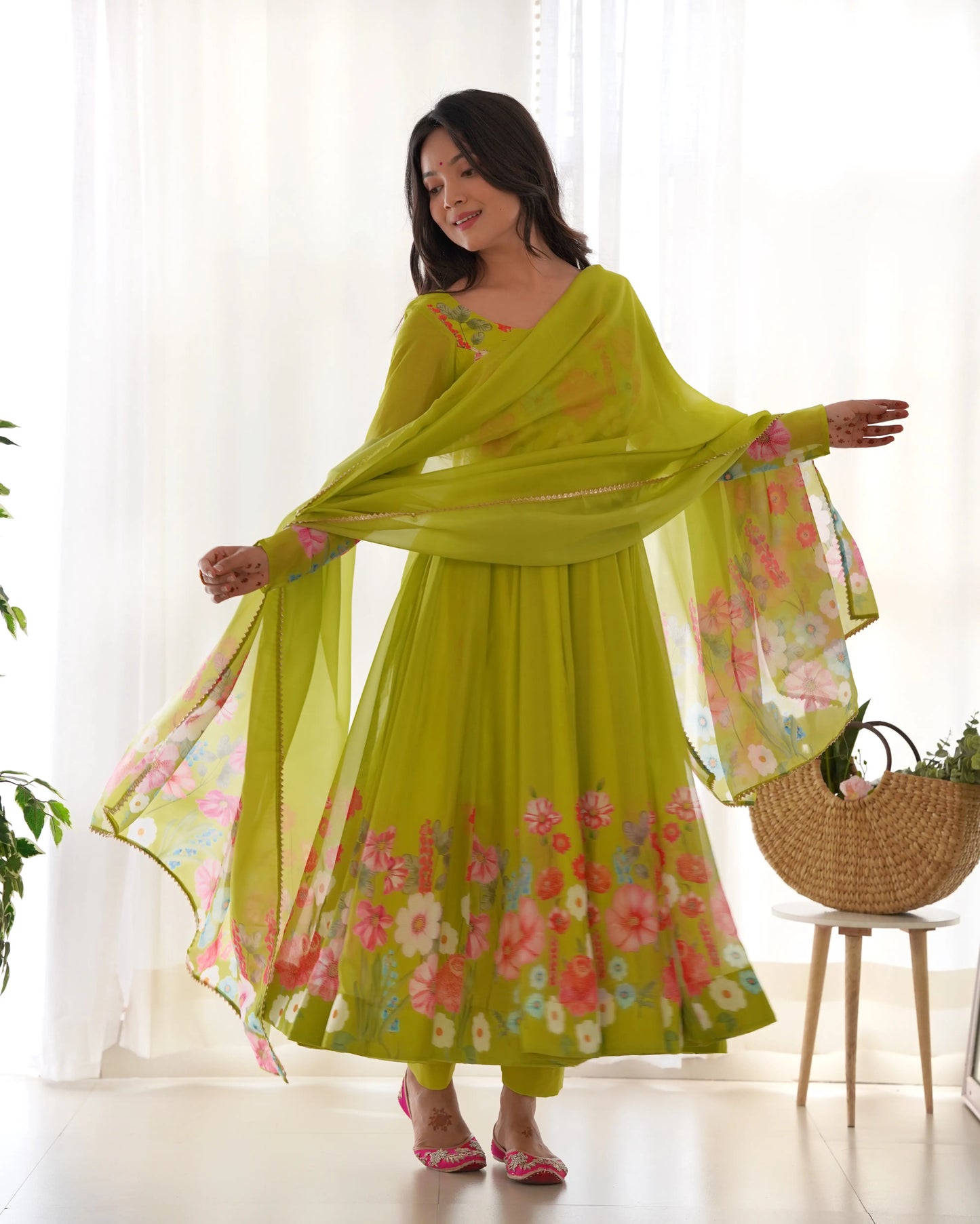 Robe longue en organza vert Liril à imprimé floral multicolore avec dupatta