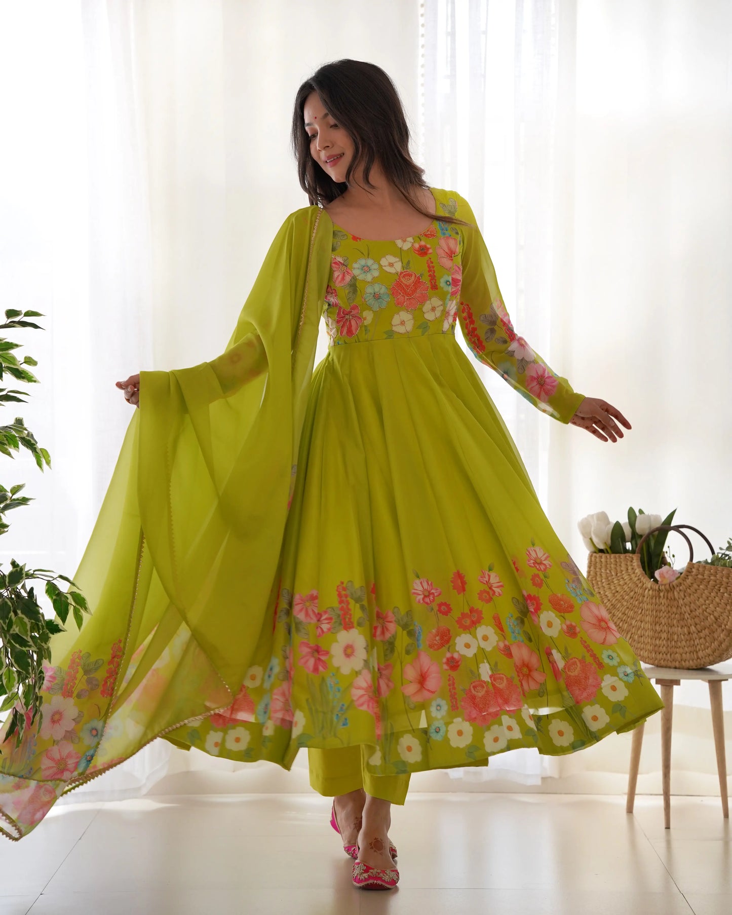 Robe longue en organza vert Liril à imprimé floral multicolore avec dupatta
