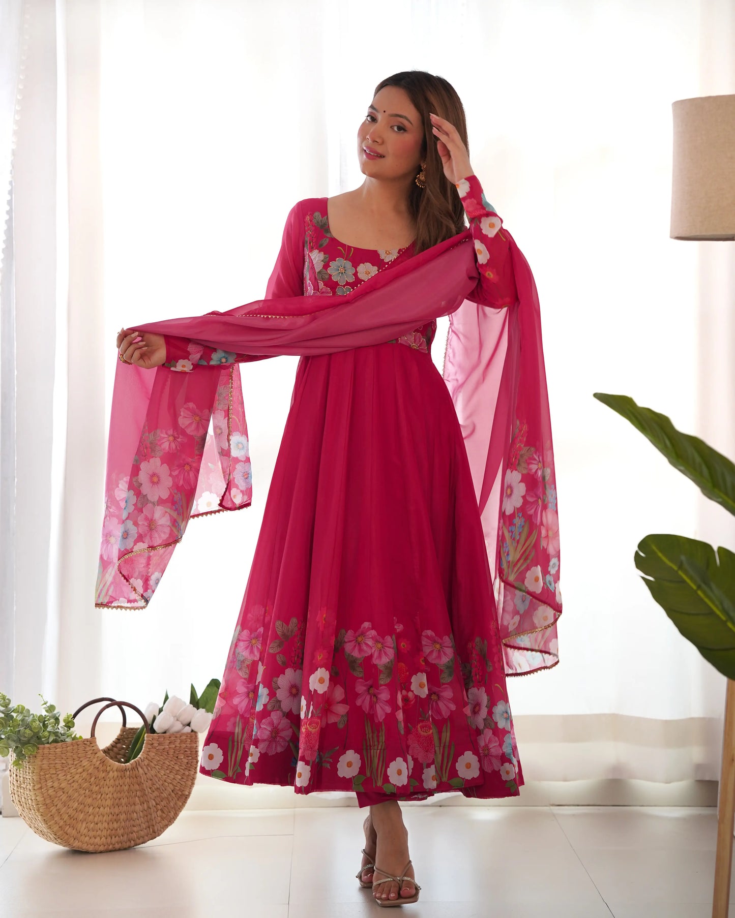 Robe longue en organza rose fucshia à imprimé floral multicolore avec dupatta