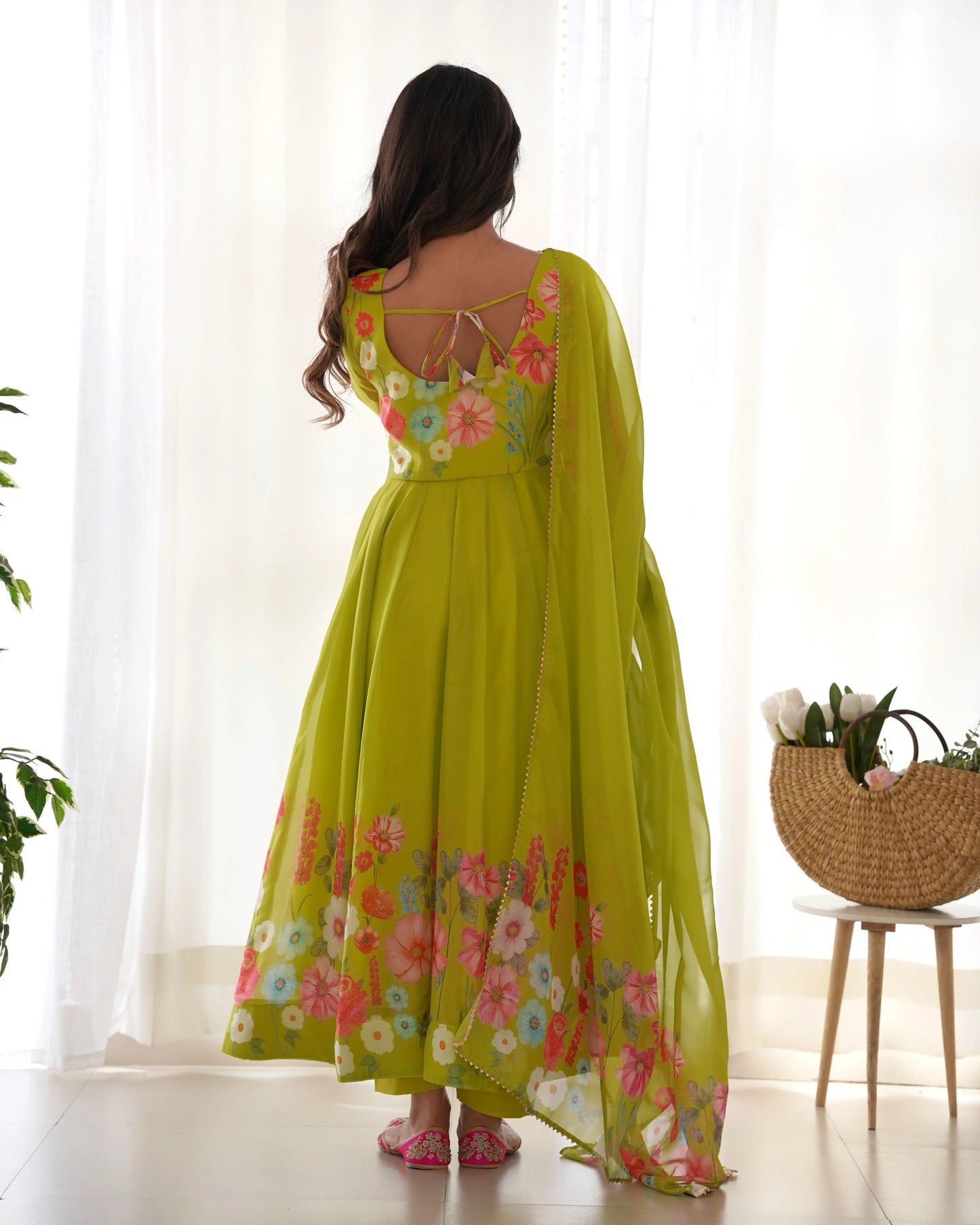 Robe longue en organza vert Liril à imprimé floral multicolore avec dupatta