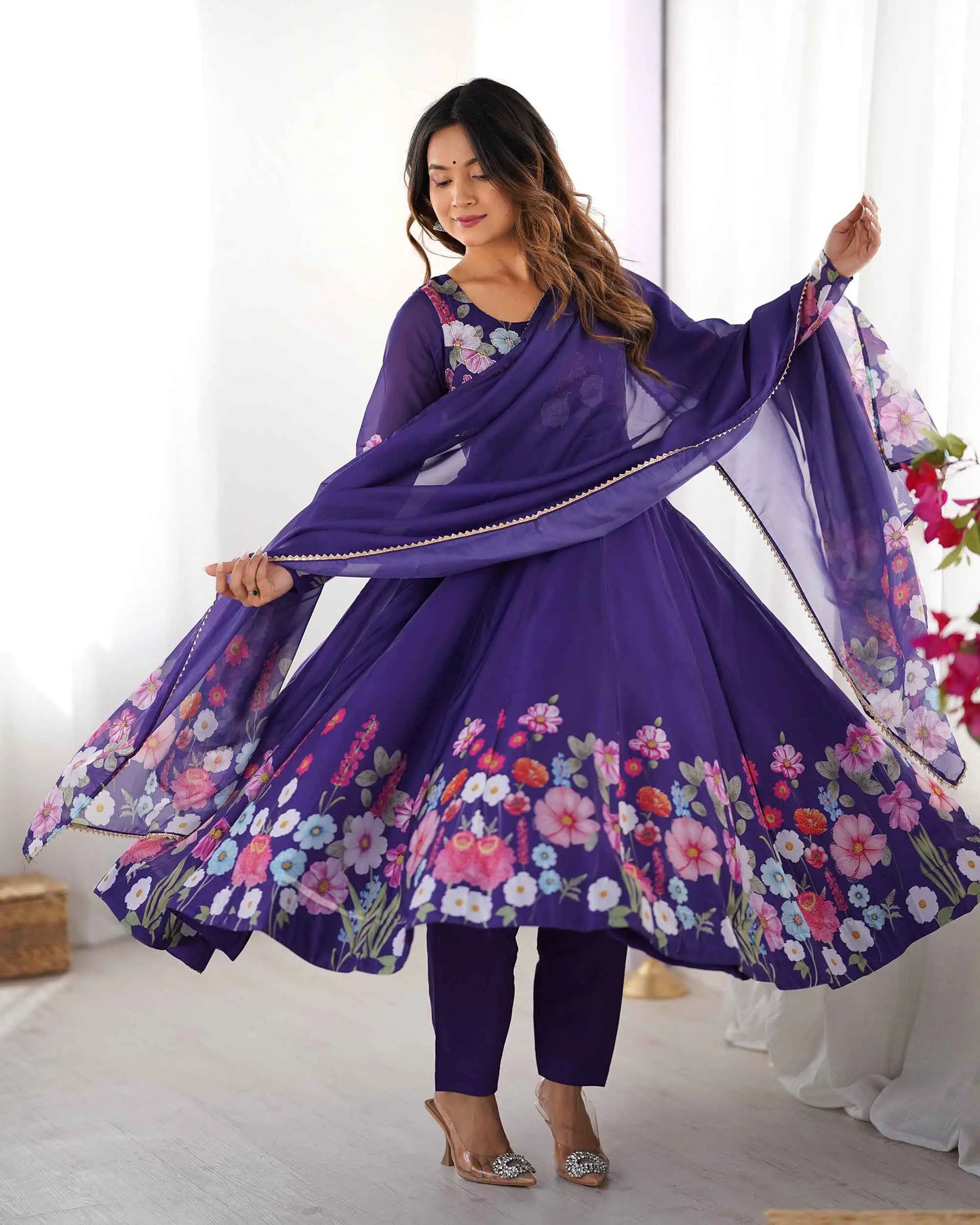 Robe violette en organza avec imprimé floral multicolore, accompagnée d’un dupatta assorti