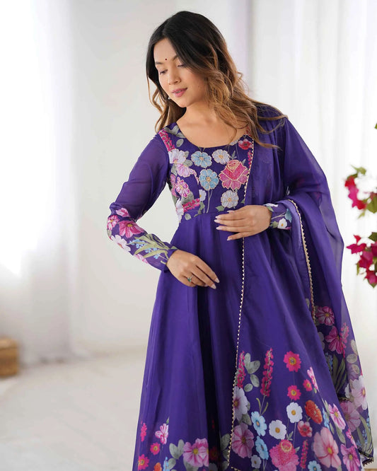 Robe violette en organza avec imprimé floral multicolore, accompagnée d’un dupatta assorti