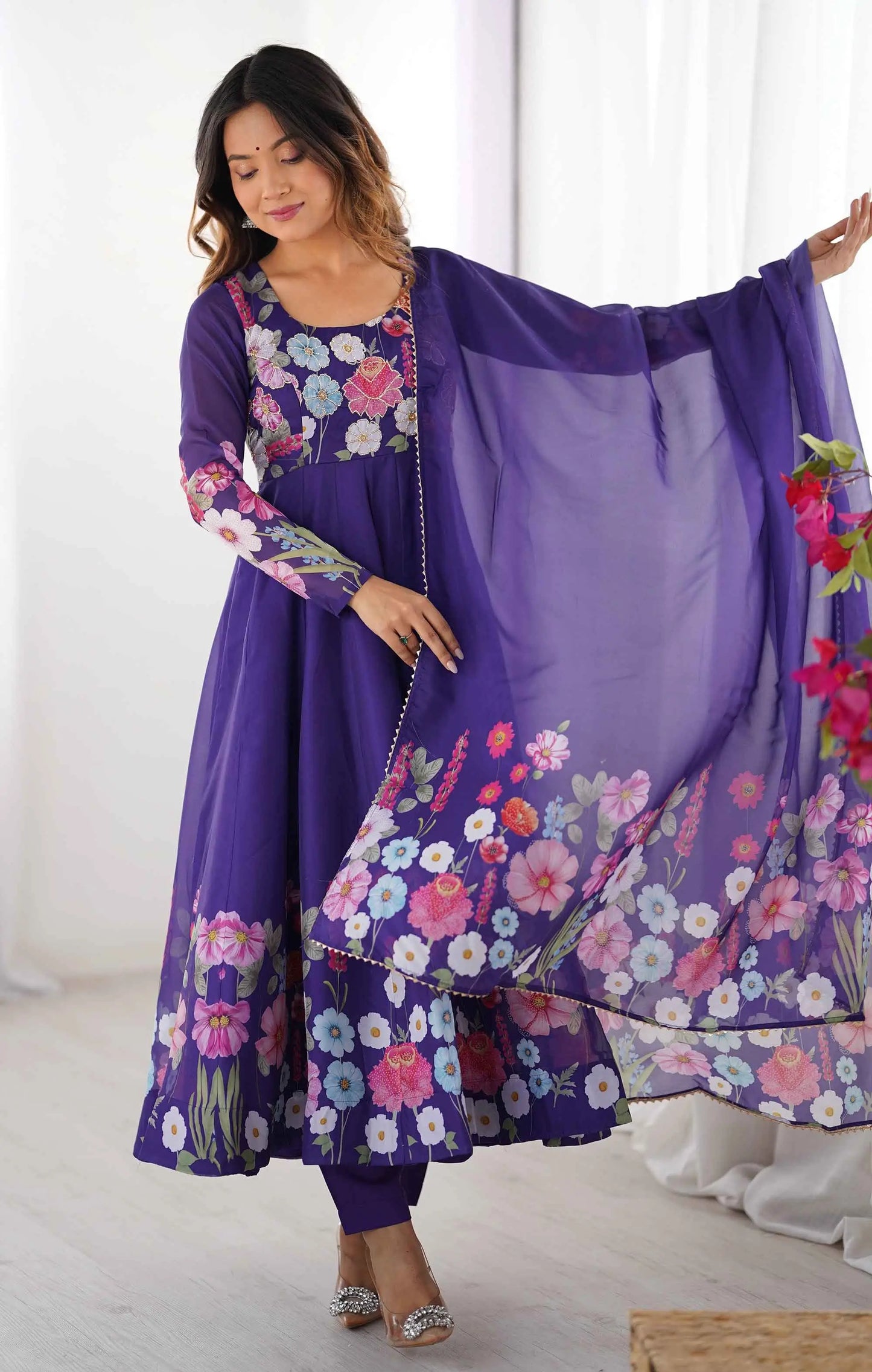 Robe violette en organza avec imprimé floral multicolore, accompagnée d’un dupatta assorti