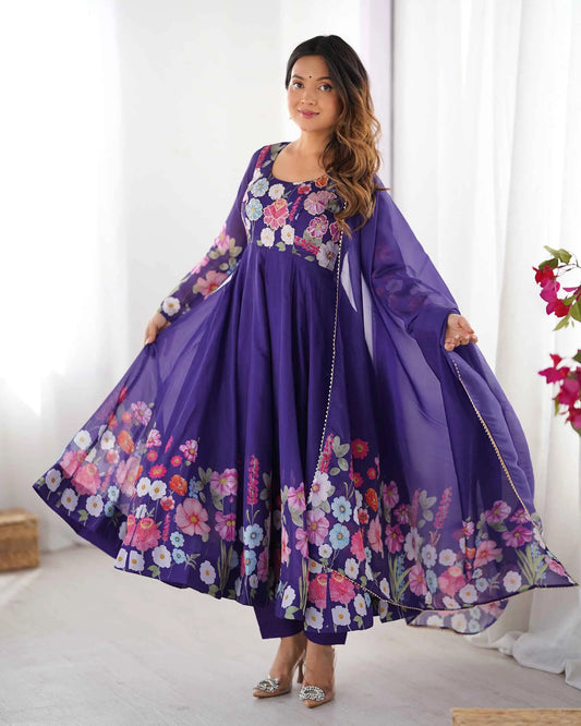Robe violette en organza avec imprimé floral multicolore, accompagnée d’un dupatta assorti