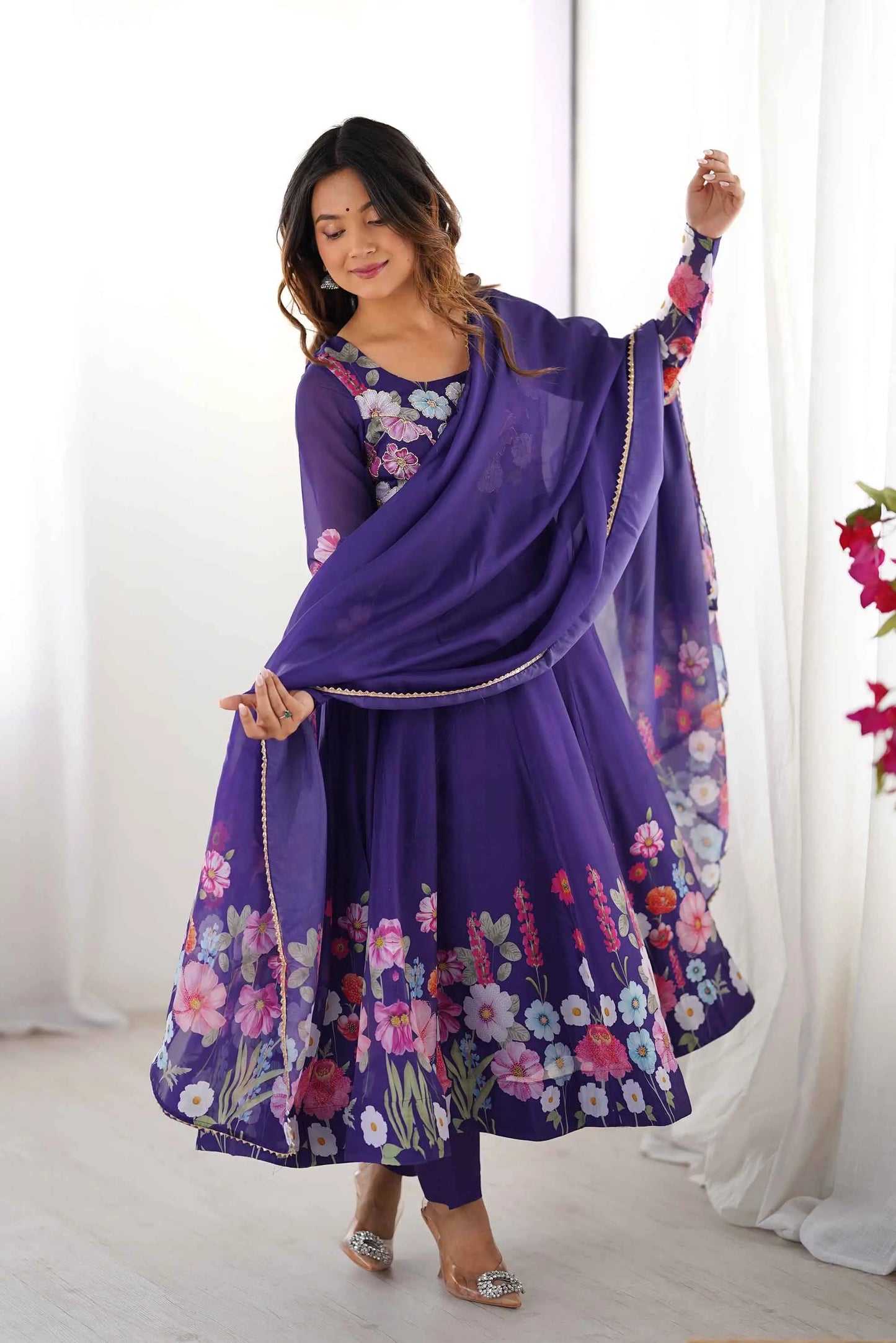 Robe violette en organza avec imprimé floral multicolore, accompagnée d’un dupatta assorti