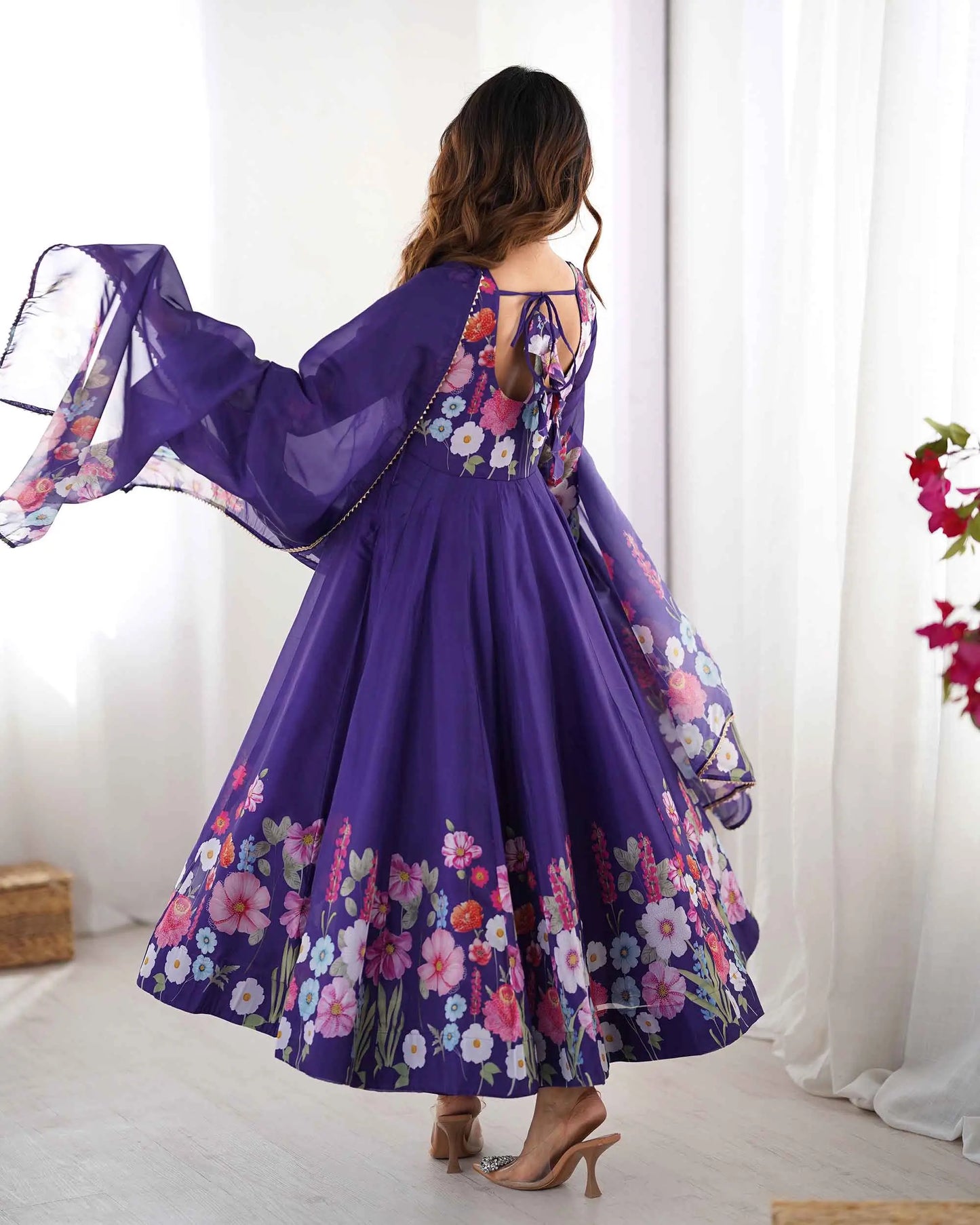 Robe violette en organza avec imprimé floral multicolore, accompagnée d’un dupatta assorti