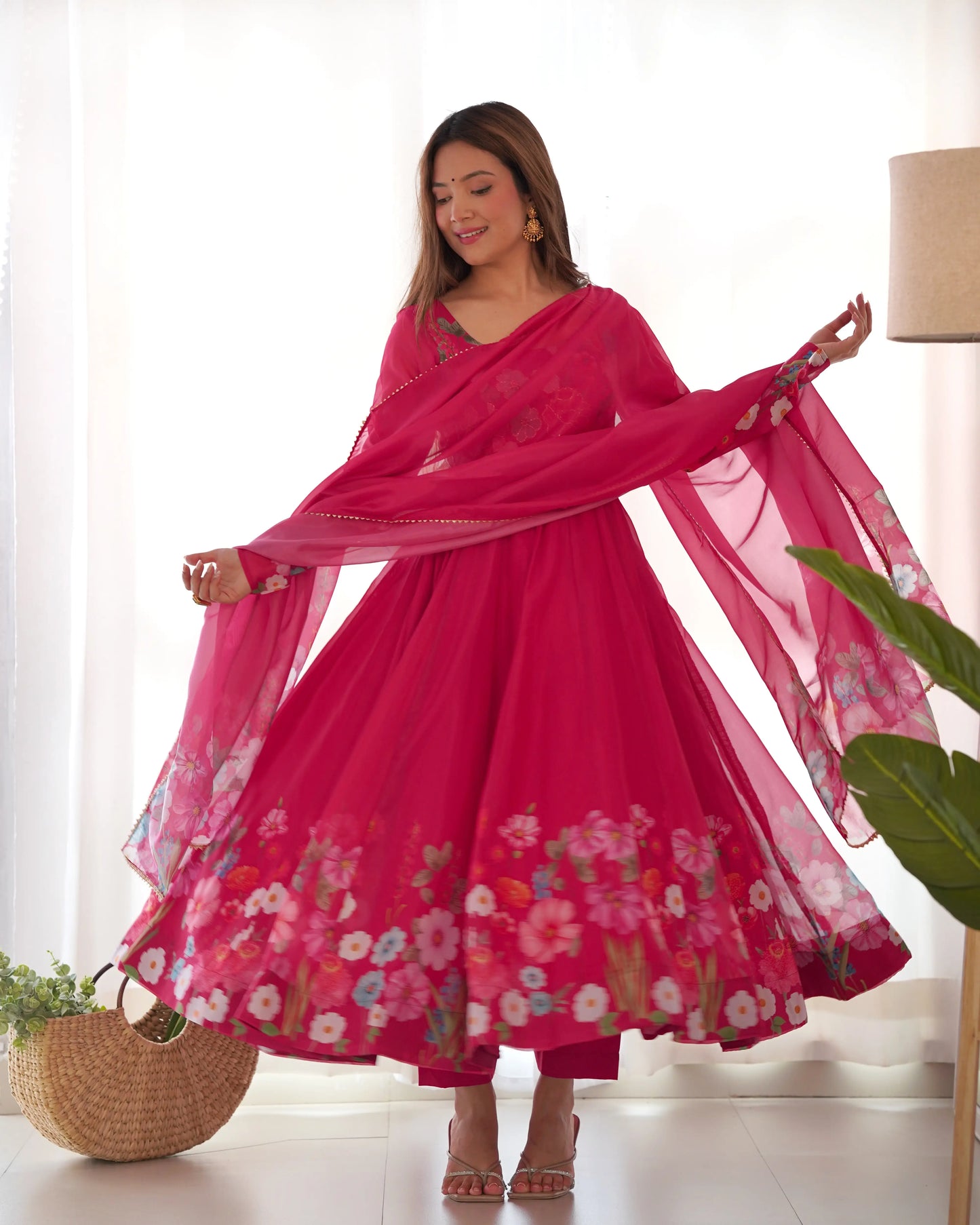 Robe longue en organza rose fucshia à imprimé floral multicolore avec dupatta