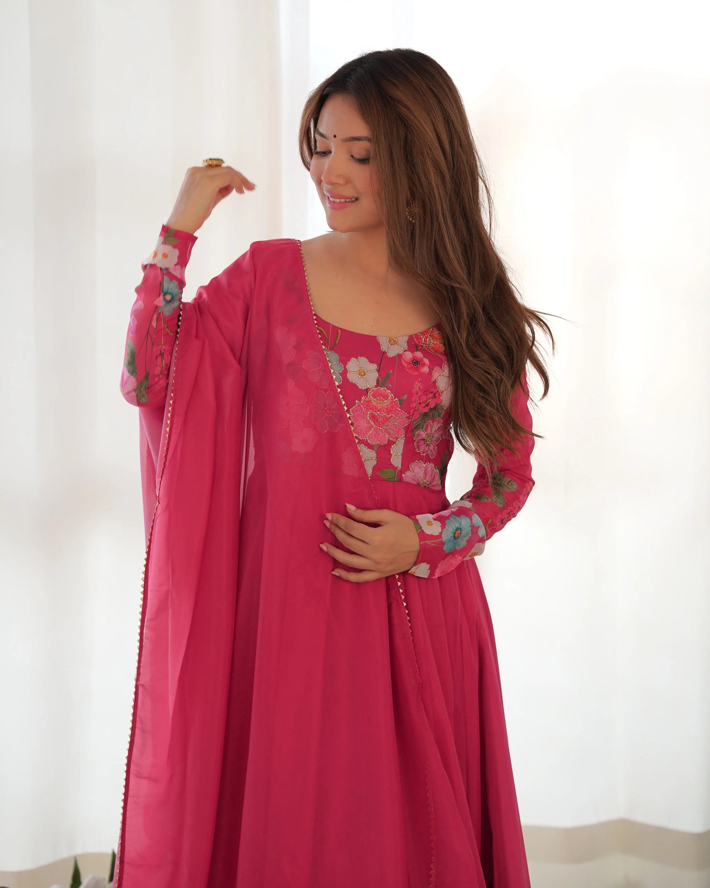 Robe longue en organza rose fucshia à imprimé floral multicolore avec dupatta