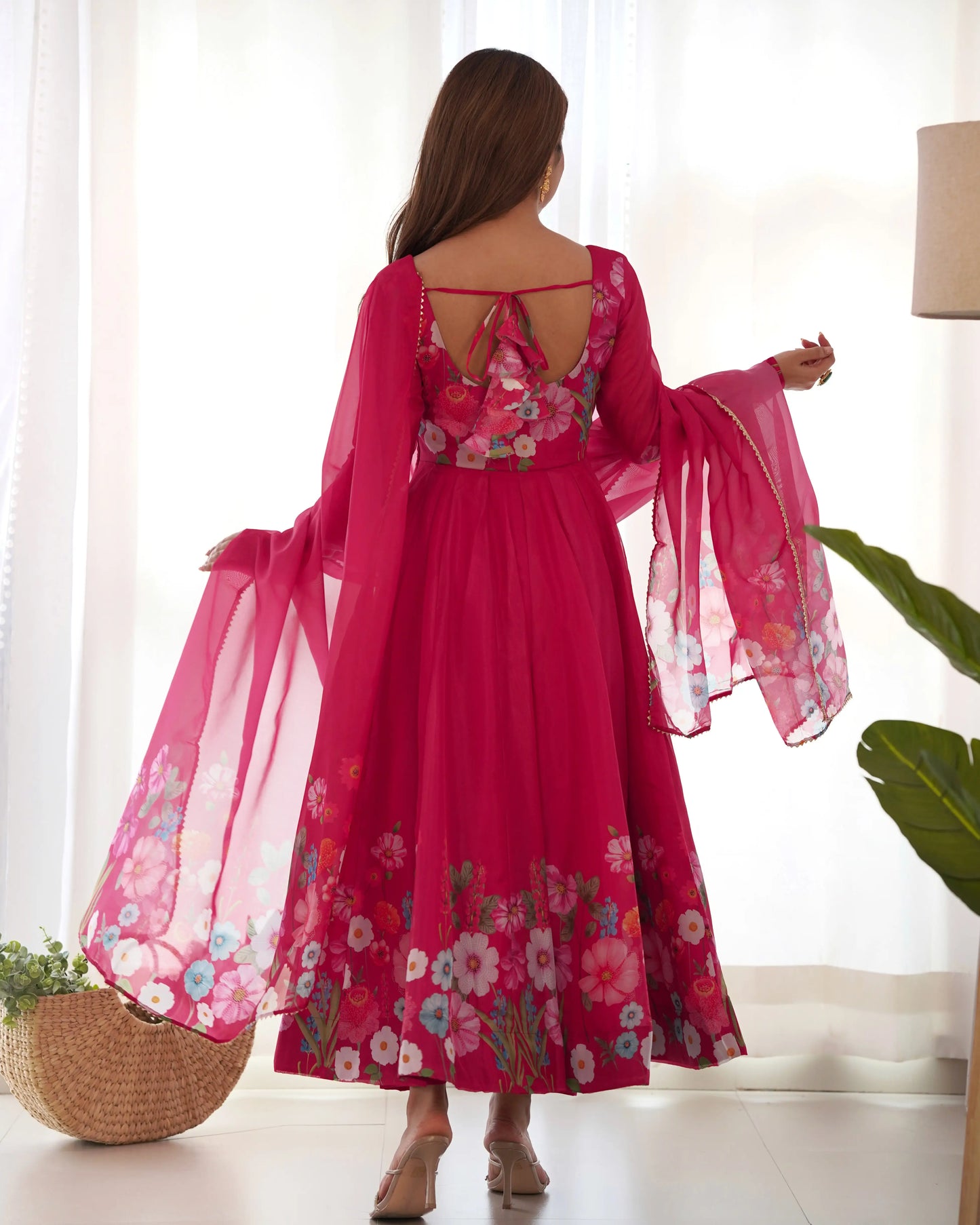 Robe longue en organza rose fucshia à imprimé floral multicolore avec dupatta