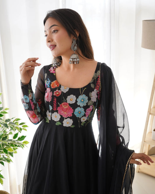 Robe longue en organza noire à imprimé floral multicolore avec dupatta