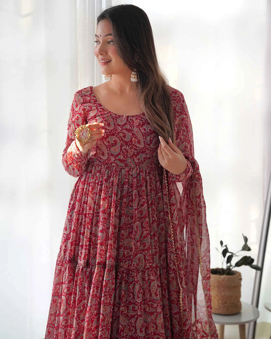 Robe Anarkali en Georgette Bordeaux avec Imprimé Kalamkari et Dupatta – Élégance Traditionnelle et Moderne