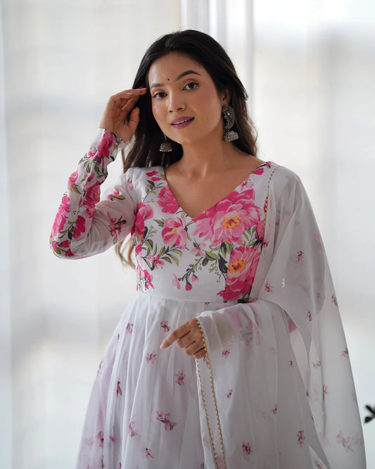 Robe blanche en organza avec imprimé floral rose et dupatta assortie