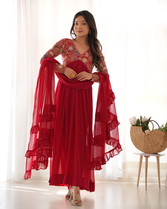 Salwar Kameez Rouge Bordeaux en Georgette Alia Cut avec Broderies et Dupatta Fantaisie