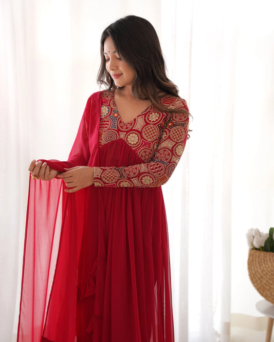 Salwar Kameez Rouge Bordeaux en Georgette Alia Cut avec Broderies et Dupatta Fantaisie