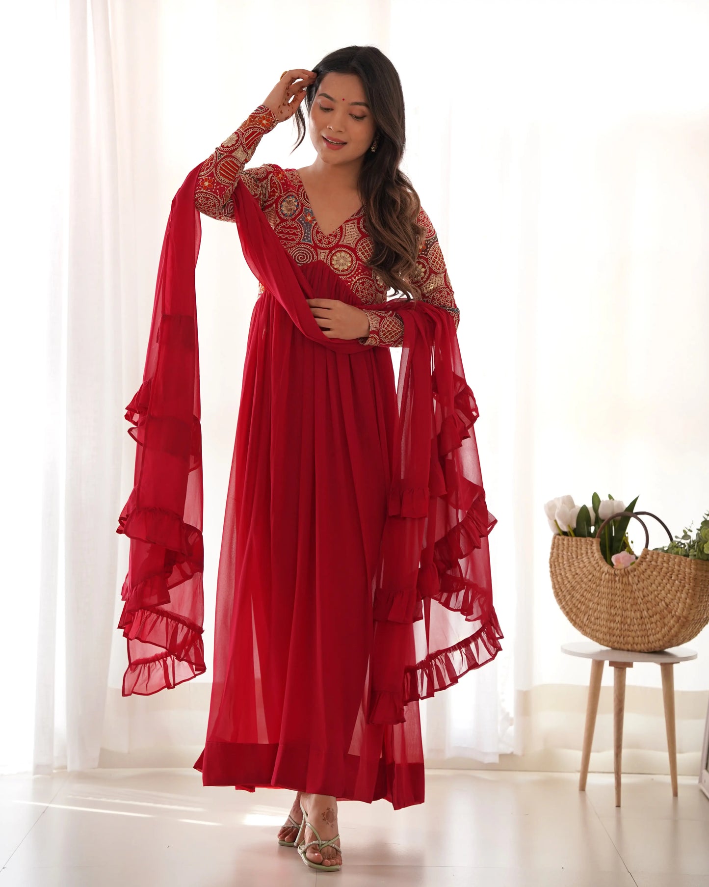 Salwar Kameez Rouge Bordeaux en Georgette Alia Cut avec Broderies et Dupatta Fantaisie