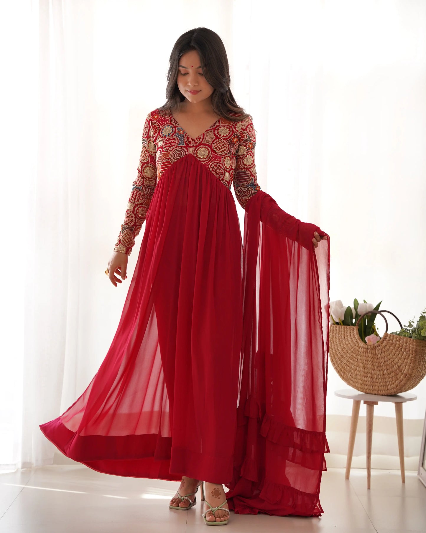 Salwar Kameez Rouge Bordeaux en Georgette Alia Cut avec Broderies et Dupatta Fantaisie