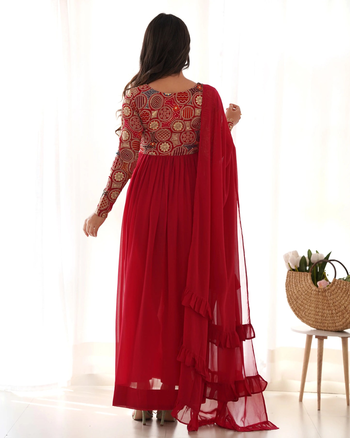 Salwar Kameez Rouge Bordeaux en Georgette Alia Cut avec Broderies et Dupatta Fantaisie