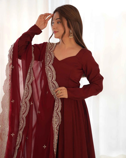 Robe Anarkali Bordeaux en Soie avec Dupatta en Georgette et Broderie