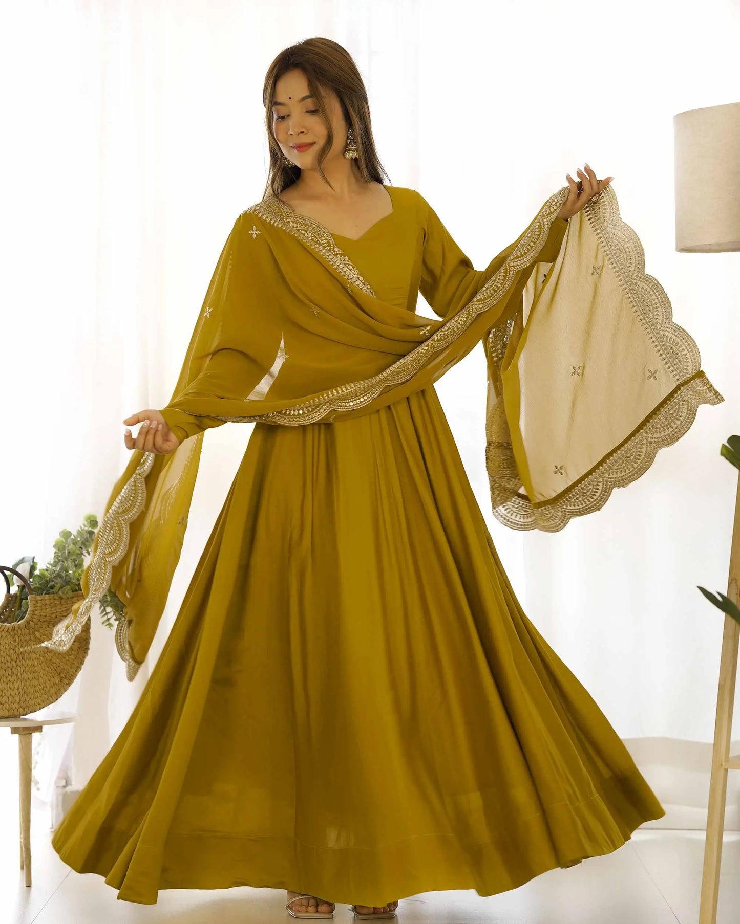 Robe Anarkali Jaune Moutarde en Soie avec Dupatta en Georgette et Broderie