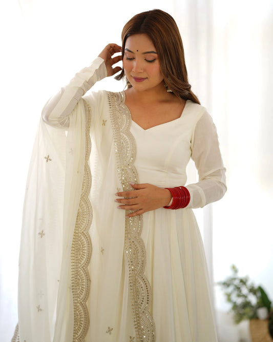 Robe Anarkali Blanc Cassé en Soie avec Dupatta en Georgette et Broderie COLLECTION SHANTI