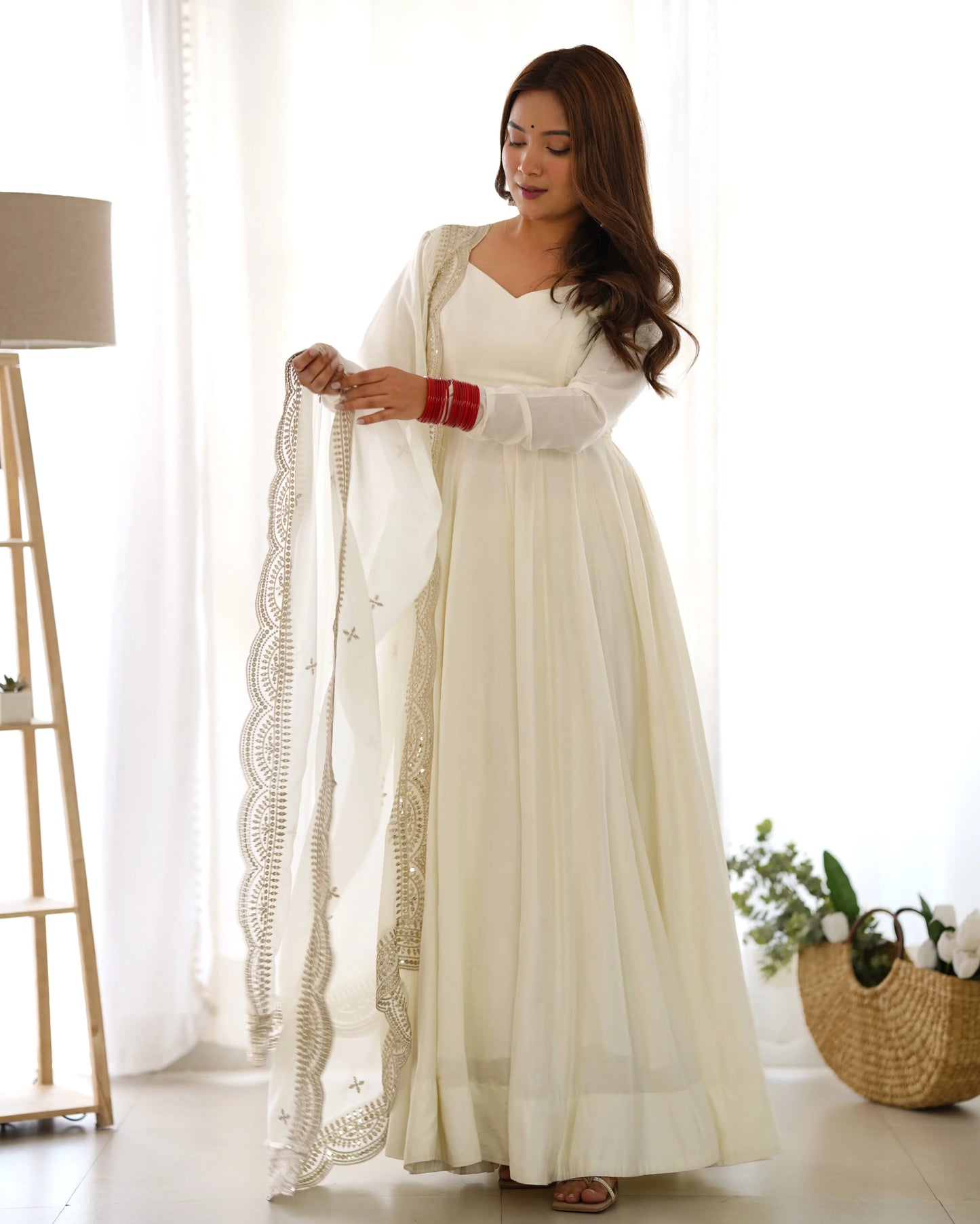 Cremefarbenes Anarkali-Kleid aus Seide mit Georgette-Dupatta und Stickerei