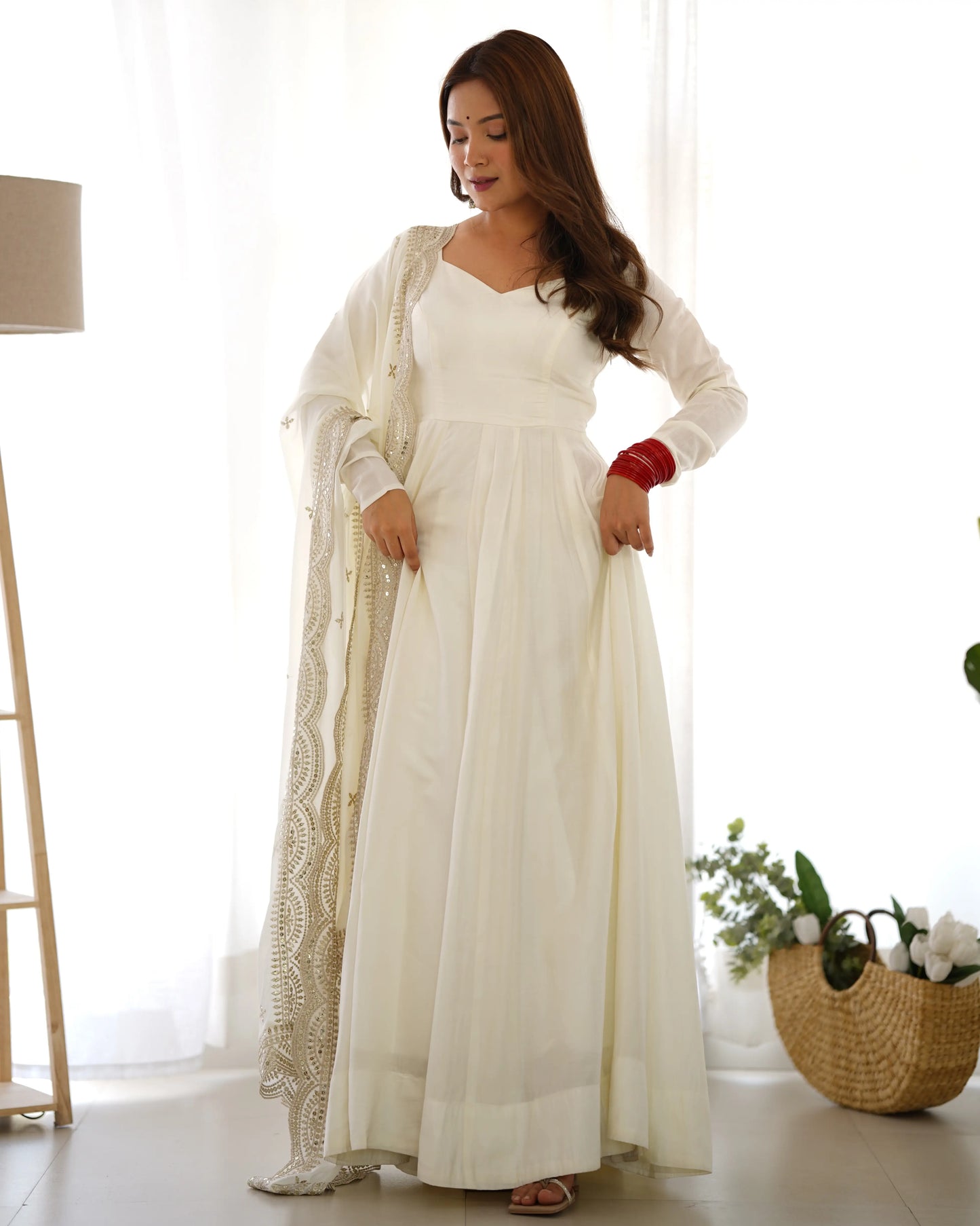 Cremefarbenes Anarkali-Kleid aus Seide mit Georgette-Dupatta und Stickerei