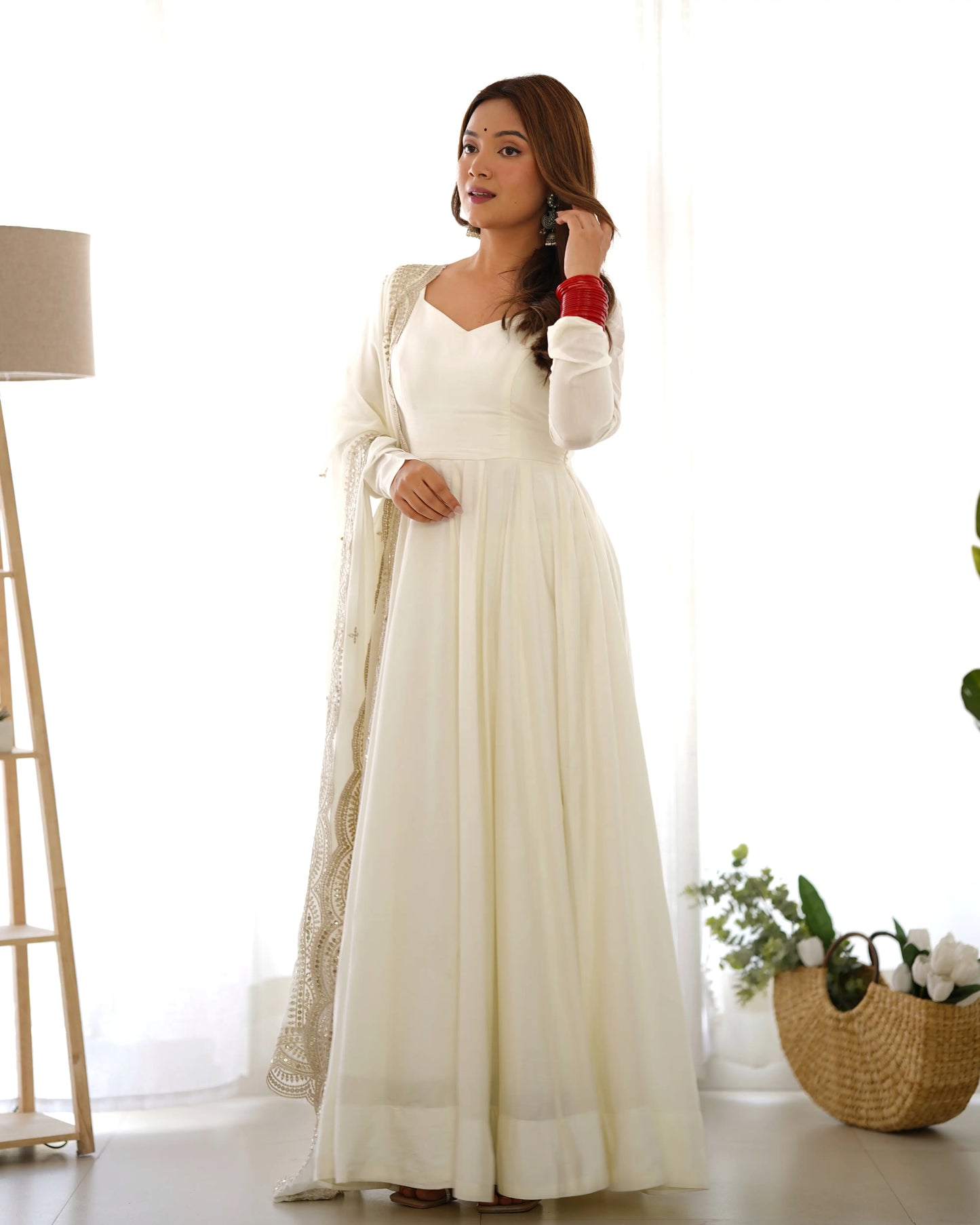 Cremefarbenes Anarkali-Kleid aus Seide mit Georgette-Dupatta und Stickerei