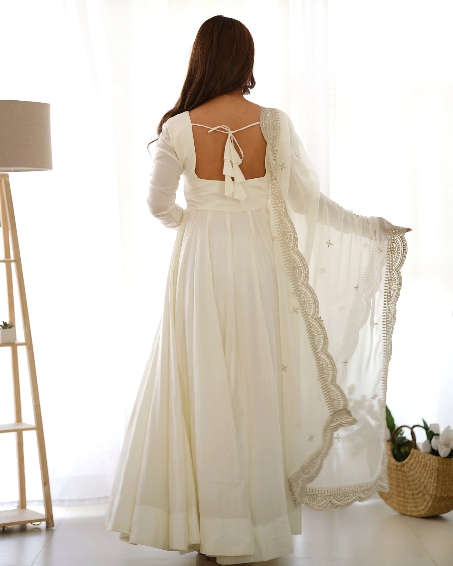 Cremefarbenes Anarkali-Kleid aus Seide mit Georgette-Dupatta und Stickerei