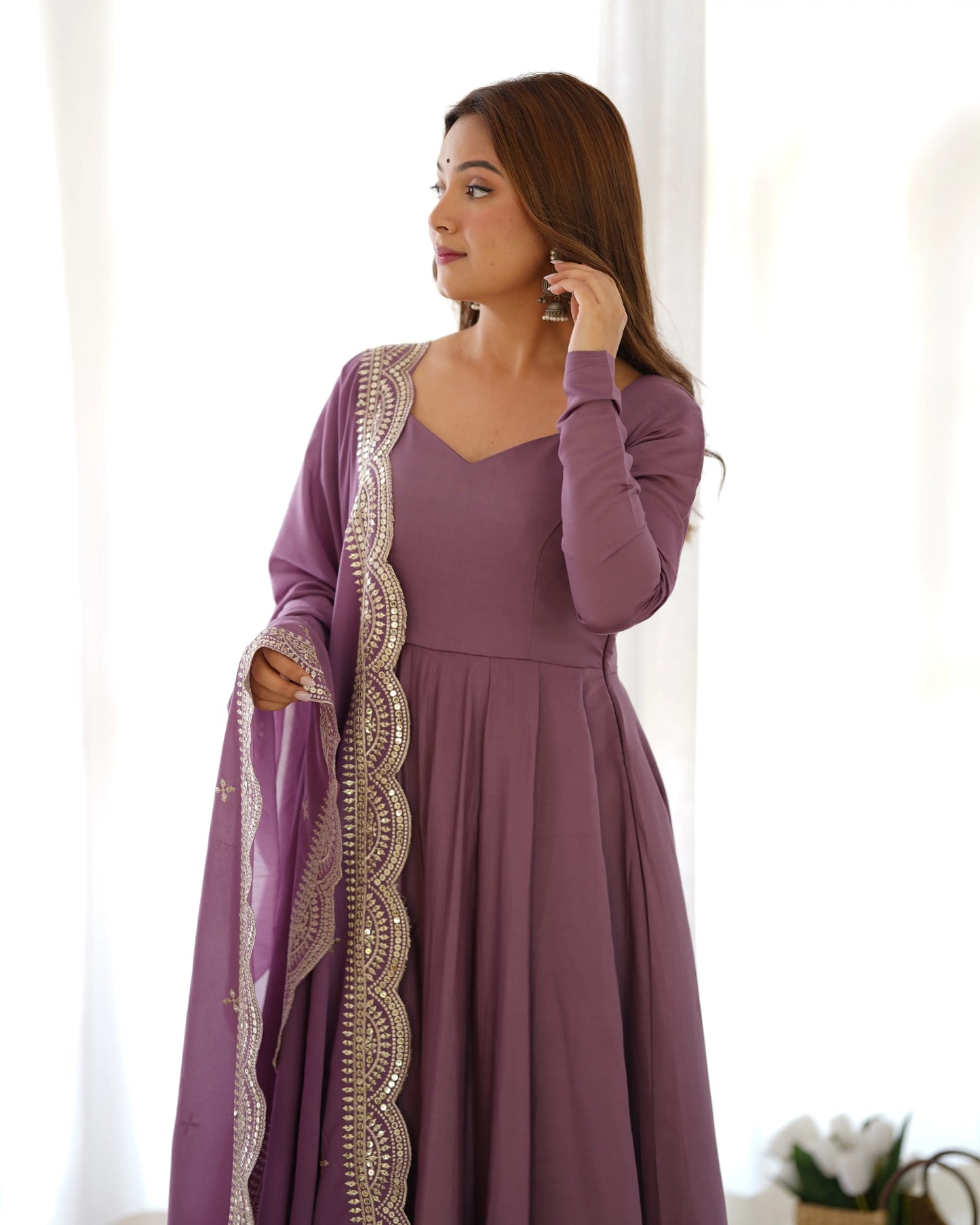 Robe Anarkali Mauve Foncé en Soie – Dupatta en Georgette avec Broderie Élégante