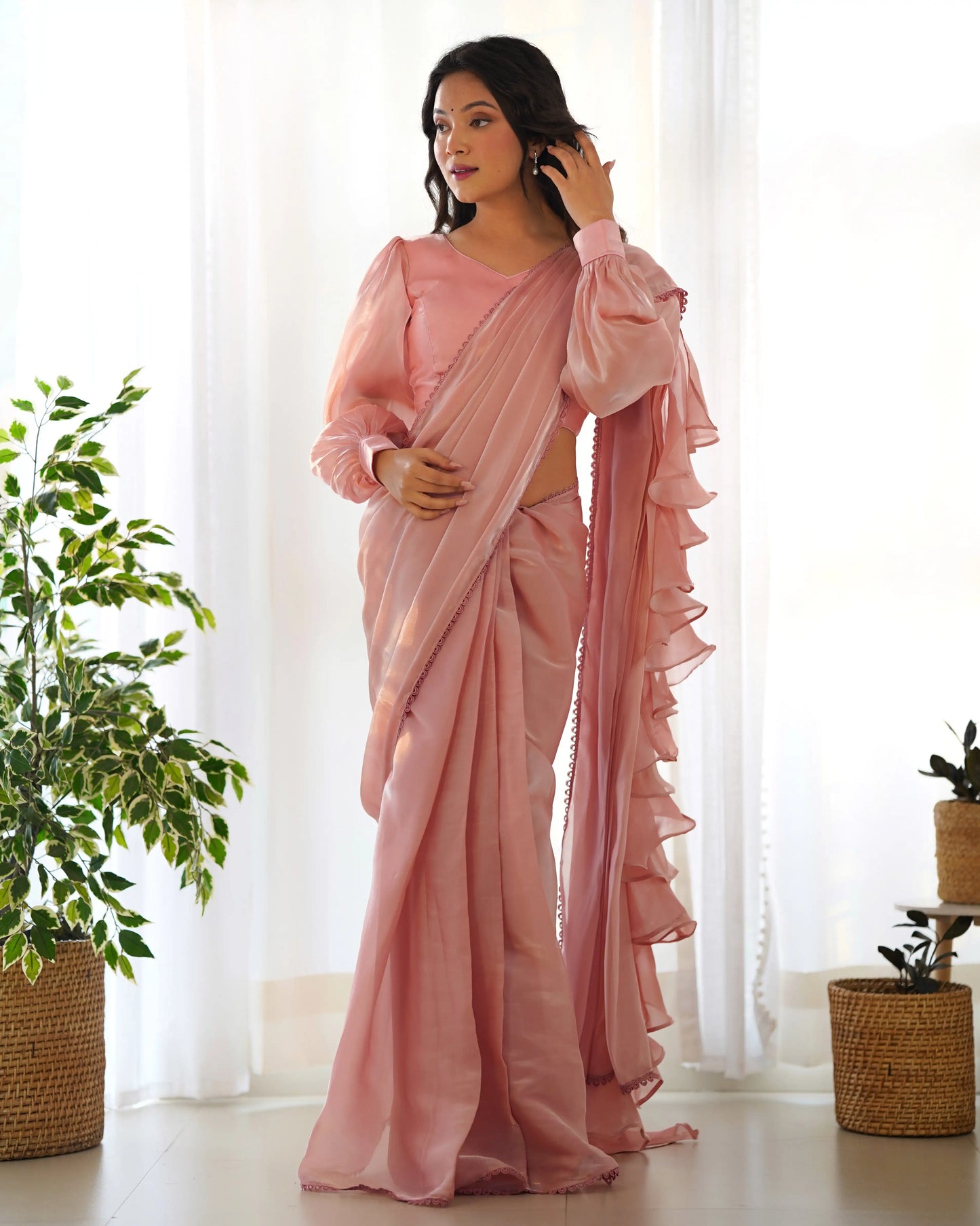 Tragefertiger, pfirsichfarbener Organza-Sari mit elegantem Spitzenrand